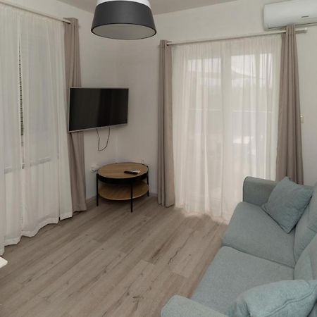 Apartments Happy Sukosan Bagian luar foto