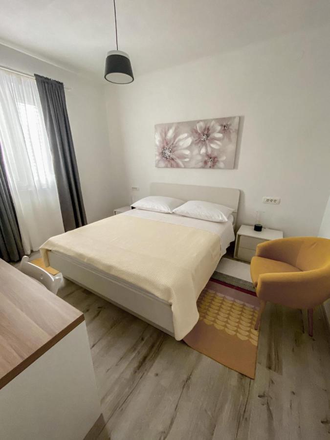 Apartments Happy Sukosan Bagian luar foto