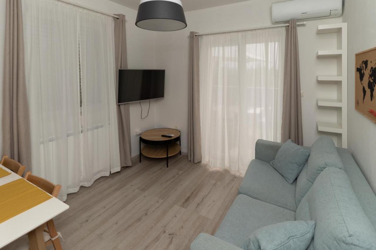 Apartments Happy Sukosan Bagian luar foto