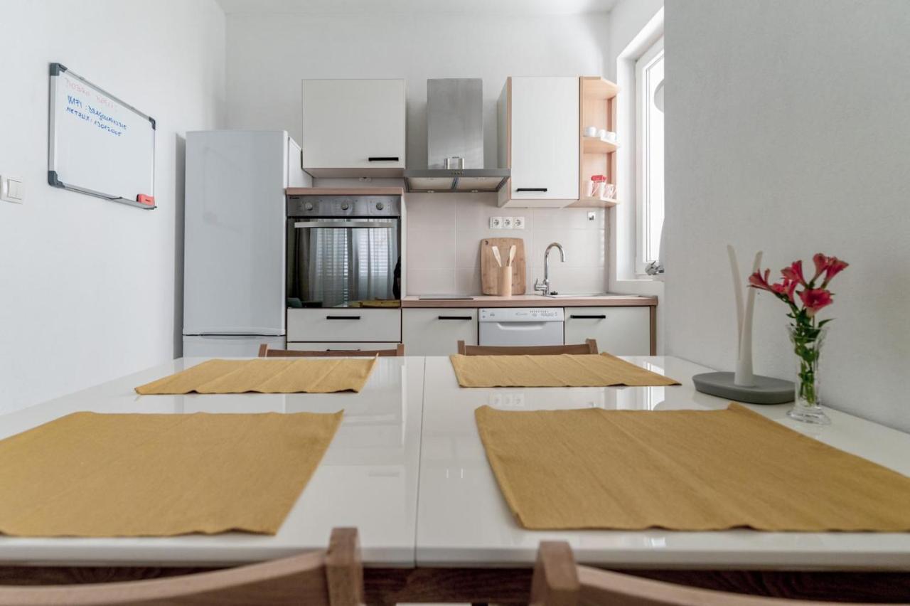 Apartments Happy Sukosan Bagian luar foto