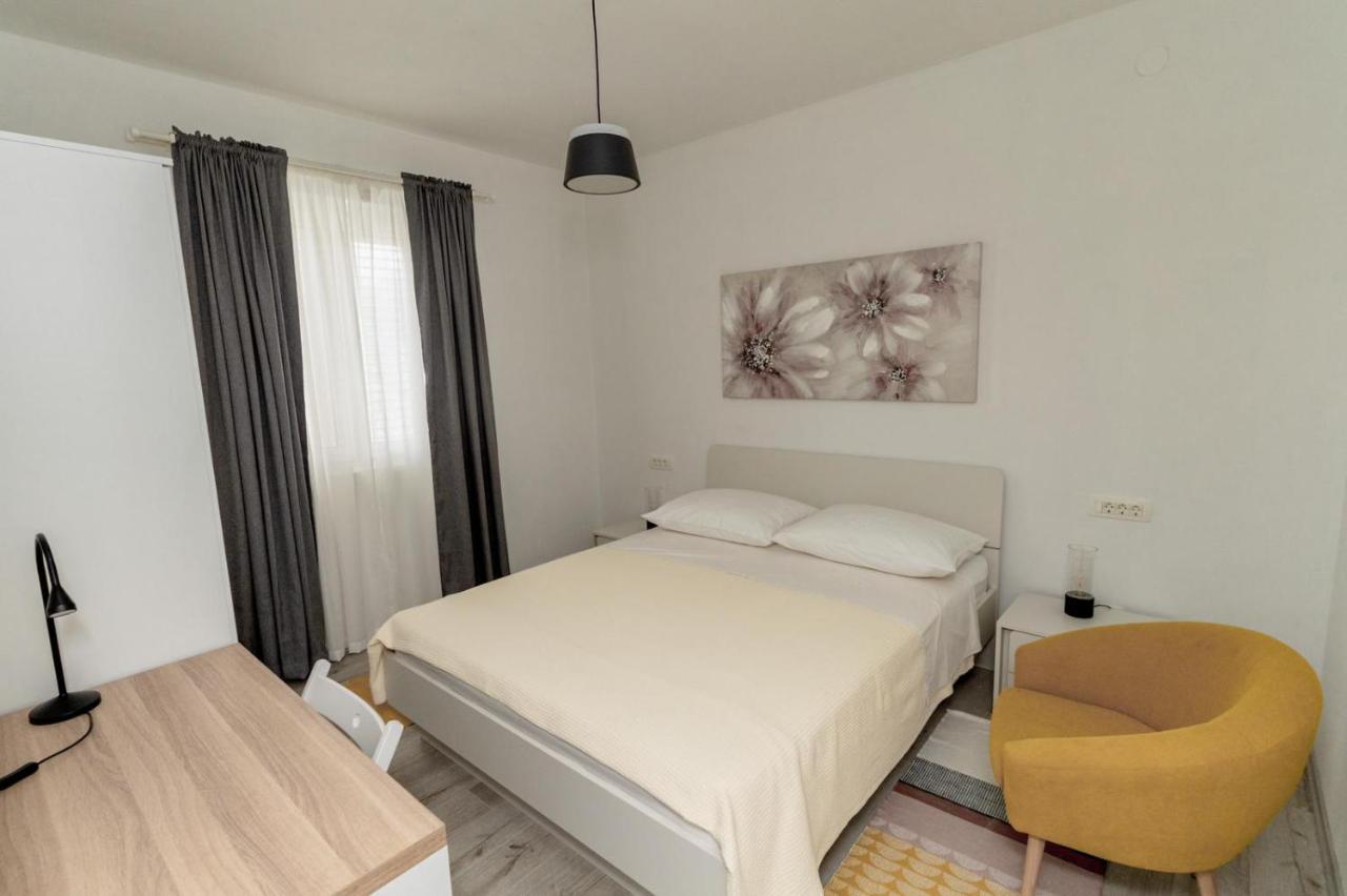 Apartments Happy Sukosan Bagian luar foto