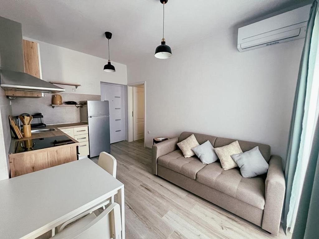 Apartments Happy Sukosan Bagian luar foto